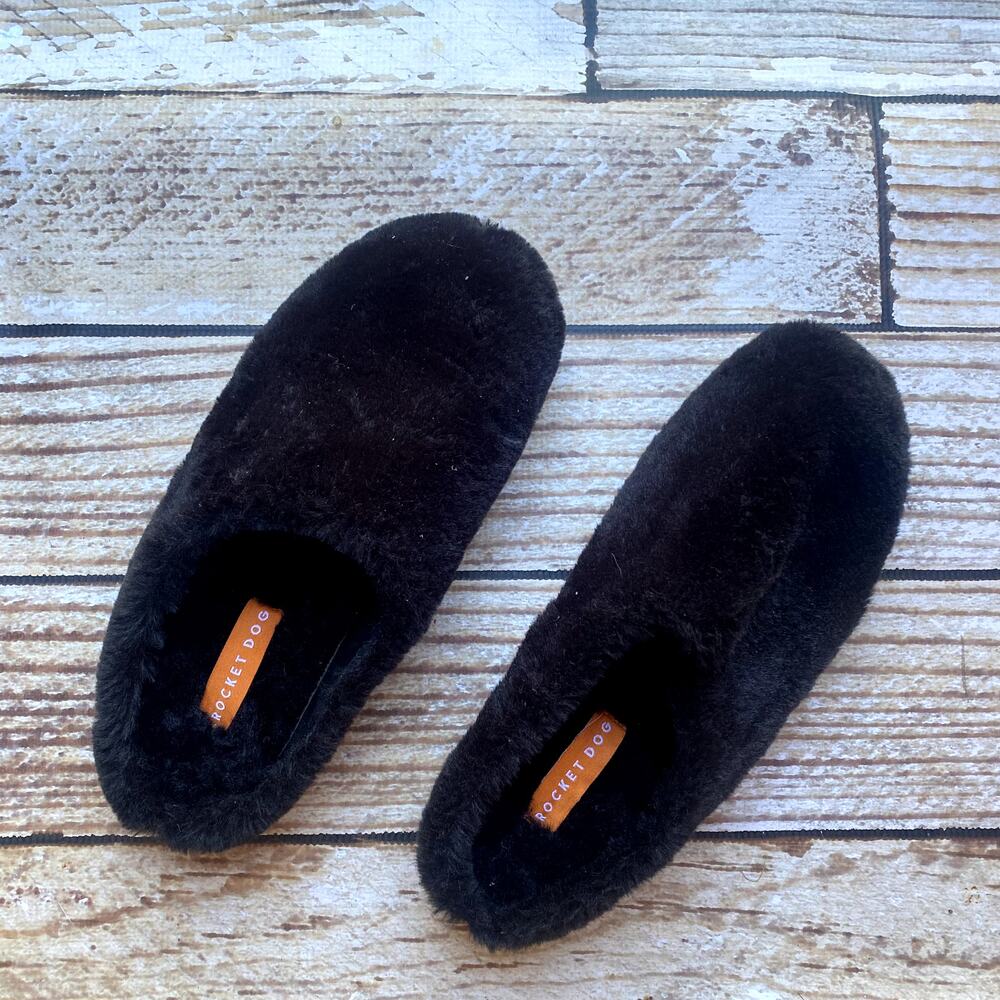 NEW ROCKET DOG BLACK FUZZY SLIPPER STYLE SLIP ONS